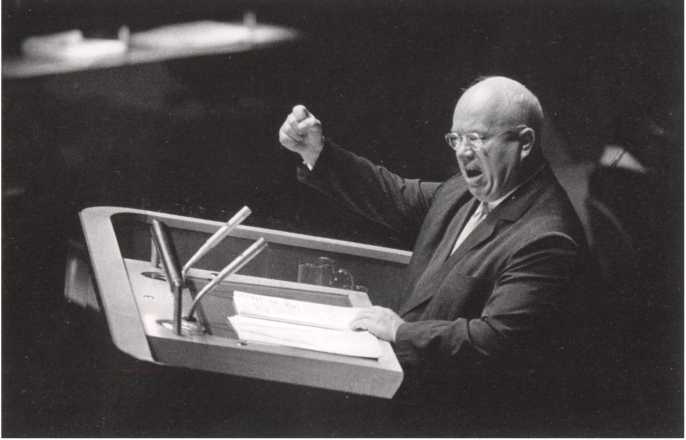 Иллюстрация к книге — Кузькина мать. Хроника великого десятилетия [i_033.jpg]