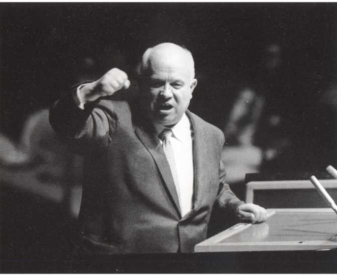 Иллюстрация к книге — Кузькина мать. Хроника великого десятилетия [i_037.jpg]