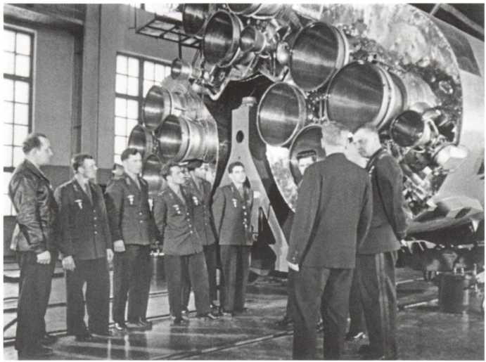 Иллюстрация к книге — Кузькина мать. Хроника великого десятилетия [i_039.jpg]