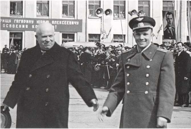 Иллюстрация к книге — Кузькина мать. Хроника великого десятилетия [i_043.jpg]