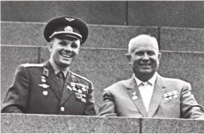 Иллюстрация к книге — Кузькина мать. Хроника великого десятилетия [i_044.jpg]