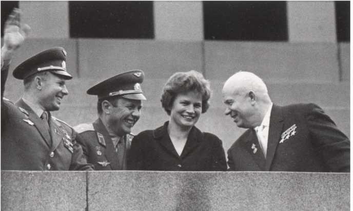 Иллюстрация к книге — Кузькина мать. Хроника великого десятилетия [i_046.jpg]