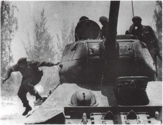 Иллюстрация к книге — Кузькина мать. Хроника великого десятилетия [i_047.jpg]