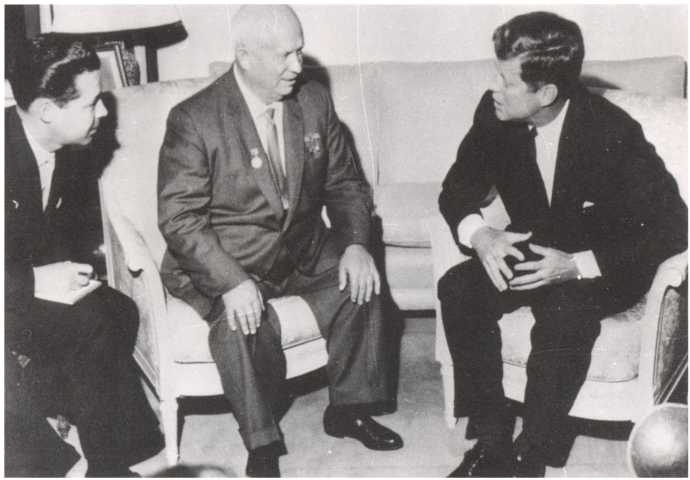 Иллюстрация к книге — Кузькина мать. Хроника великого десятилетия [i_054.jpg]