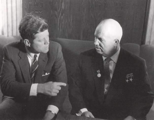 Иллюстрация к книге — Кузькина мать. Хроника великого десятилетия [i_055.jpg]