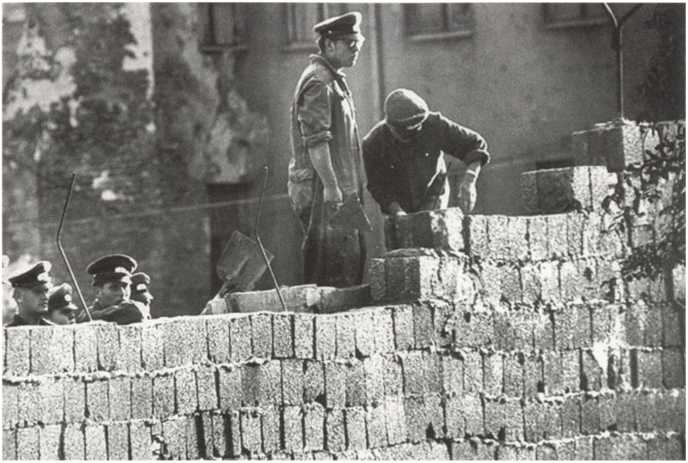 Иллюстрация к книге — Кузькина мать. Хроника великого десятилетия [i_060.jpg]