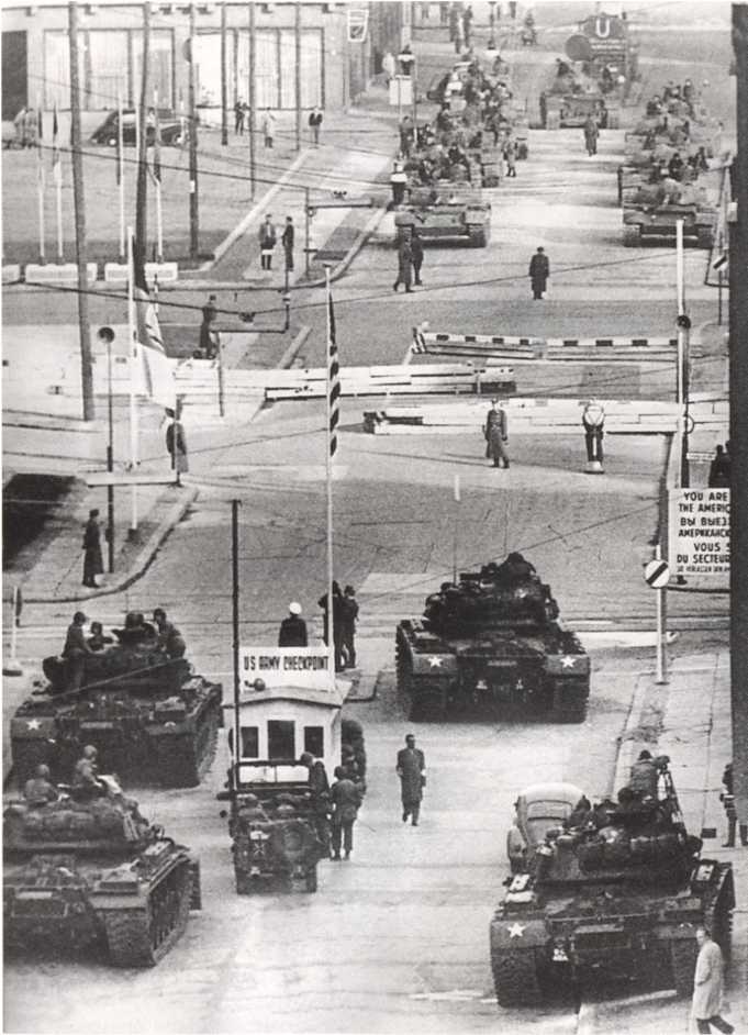 Иллюстрация к книге — Кузькина мать. Хроника великого десятилетия [i_066.jpg]