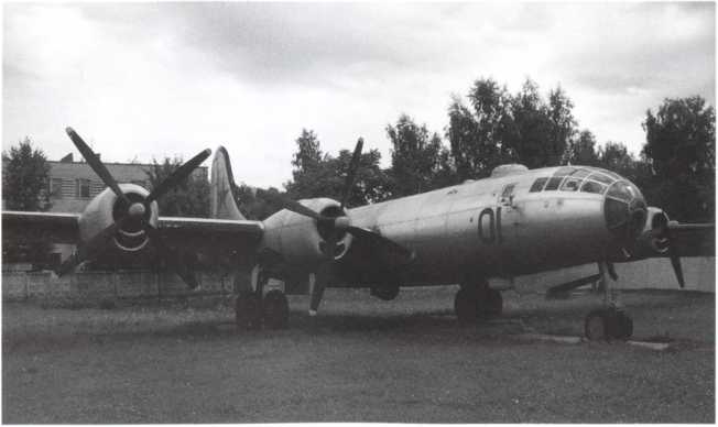 Иллюстрация к книге — Кузькина мать. Хроника великого десятилетия [i_090.jpg]