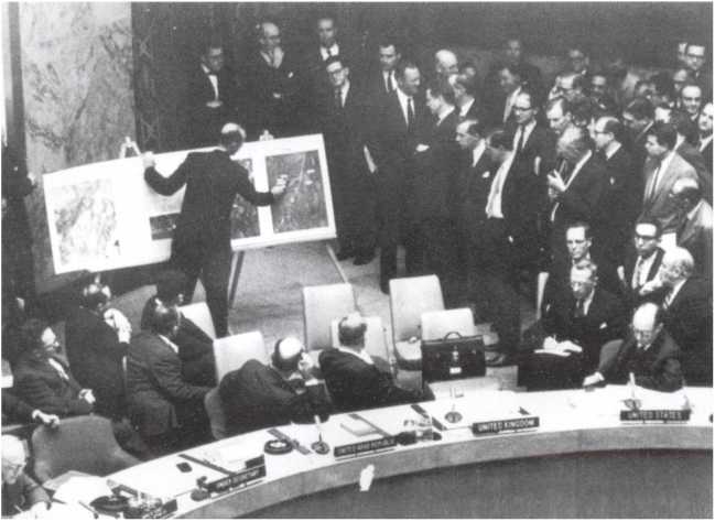 Иллюстрация к книге — Кузькина мать. Хроника великого десятилетия [i_126.jpg]