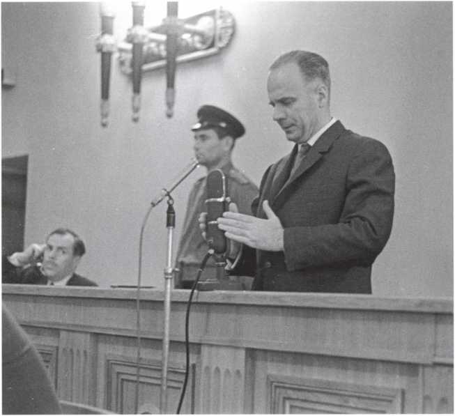 Иллюстрация к книге — Кузькина мать. Хроника великого десятилетия [i_135.jpg]