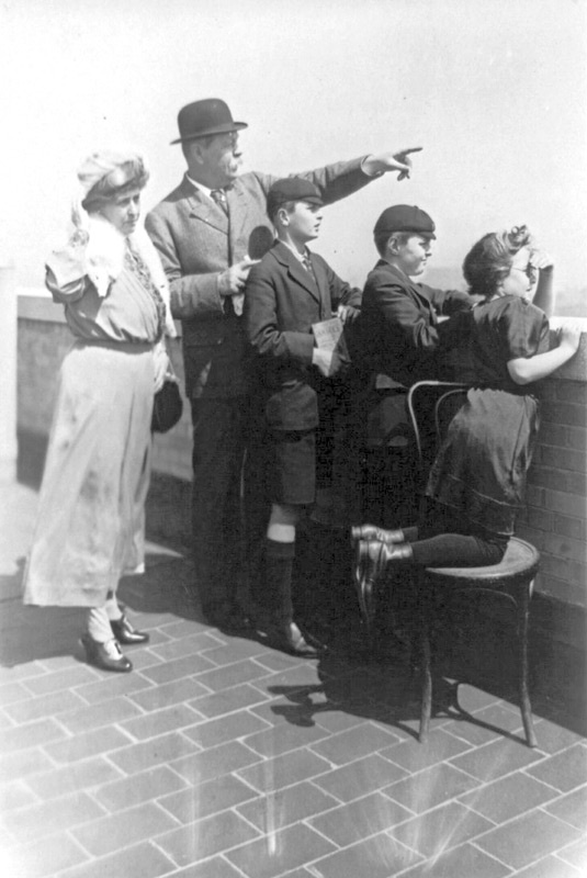 Иллюстрация к книге — Тайна бильярдного шара. До и после Шерлока Холмса [i_003.jpg]