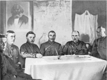 Иллюстрация к книге — Буденный [i_018.jpg]