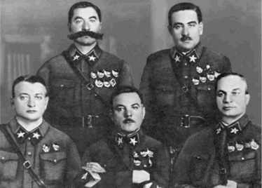 Иллюстрация к книге — Буденный [i_042.jpg]