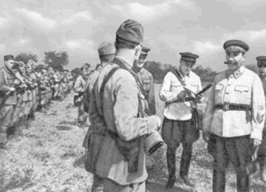 Иллюстрация к книге — Буденный [i_047.jpg]