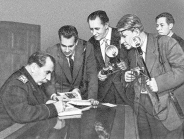 Иллюстрация к книге — Буденный [i_050.jpg]