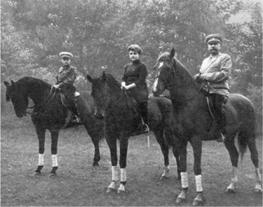 Иллюстрация к книге — Буденный [i_055.jpg]