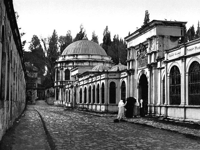 Иллюстрация к книге — Невольница гарема [i_006.jpg]