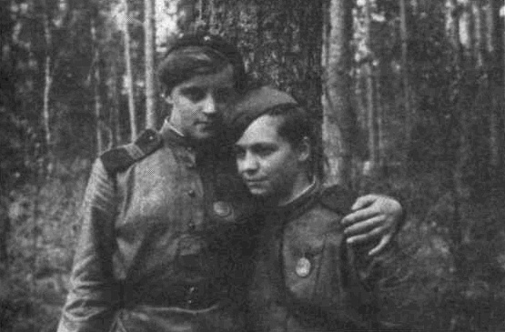 Иллюстрация к книге — "А зори здесь громкие". Женское лицо войны [i_003.jpg]