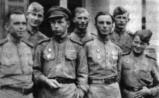 Иллюстрация к книге — "А зори здесь громкие". Женское лицо войны [i_007.jpg]