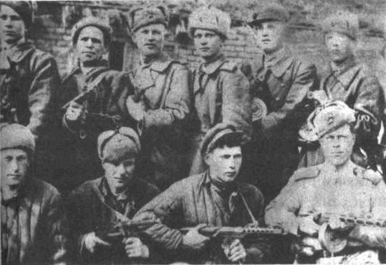 Иллюстрация к книге — "А зори здесь громкие". Женское лицо войны [i_008.jpg]