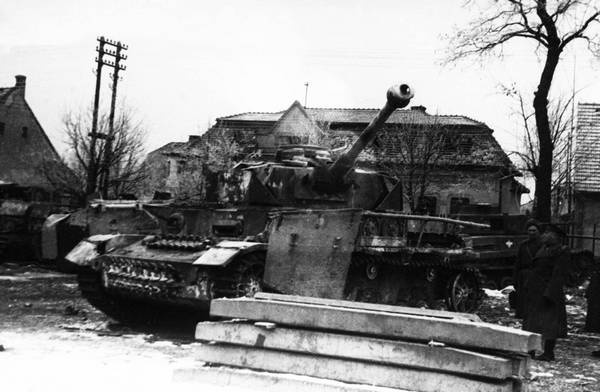 Иллюстрация к книге — Последние контрудары Гитлера. Разгром Панцерваффе [i_079.jpg]