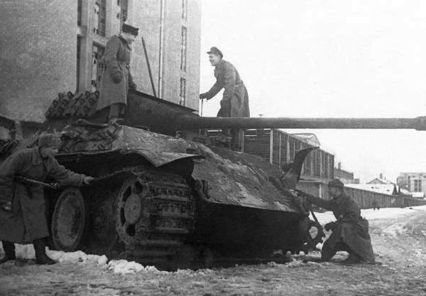 Иллюстрация к книге — Последние контрудары Гитлера. Разгром Панцерваффе [i_080.jpg]