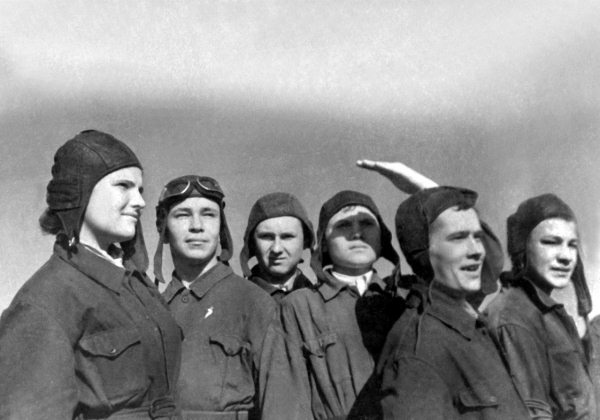 Иллюстрация к книге — Истребители. "Прикрой, атакую!" [i_002.jpg]