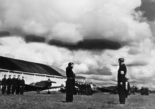 Иллюстрация к книге — Истребители. "Прикрой, атакую!" [i_004.jpg]