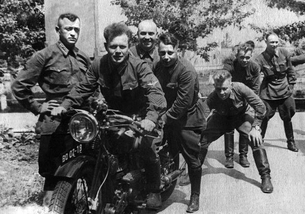 Иллюстрация к книге — Истребители. "Прикрой, атакую!" [i_008.jpg]