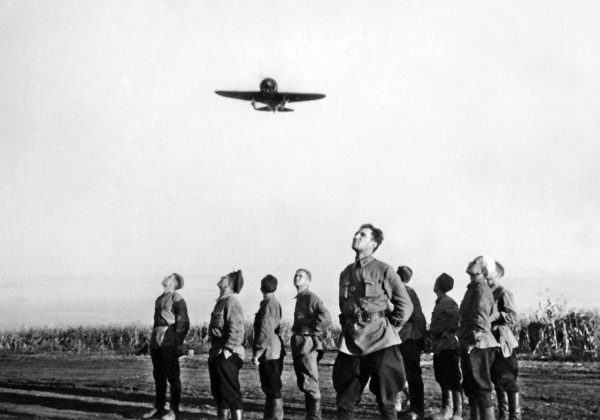 Иллюстрация к книге — Истребители. "Прикрой, атакую!" [i_013.jpg]