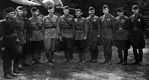 Иллюстрация к книге — Истребители. "Прикрой, атакую!" [i_016.jpg]