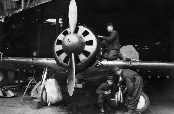 Иллюстрация к книге — Истребители. "Прикрой, атакую!" [i_020.jpg]