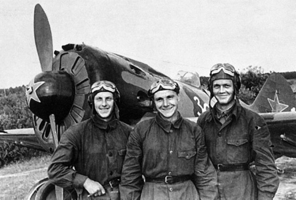 Иллюстрация к книге — Истребители. "Прикрой, атакую!" [i_021.jpg]