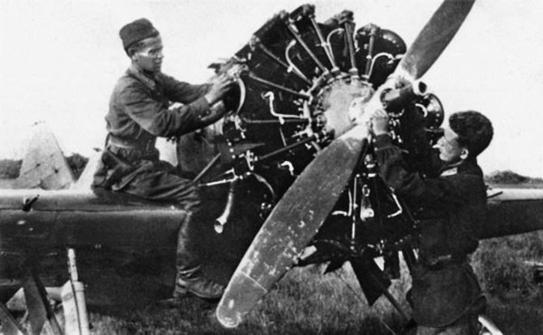 Иллюстрация к книге — Истребители. "Прикрой, атакую!" [i_023.jpg]