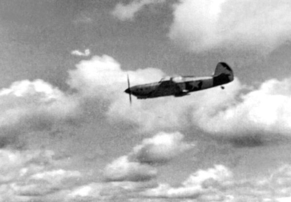 Иллюстрация к книге — Истребители. "Прикрой, атакую!" [i_032.jpg]