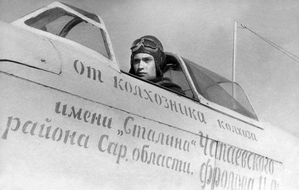 Иллюстрация к книге — Истребители. "Прикрой, атакую!" [i_038.jpg]