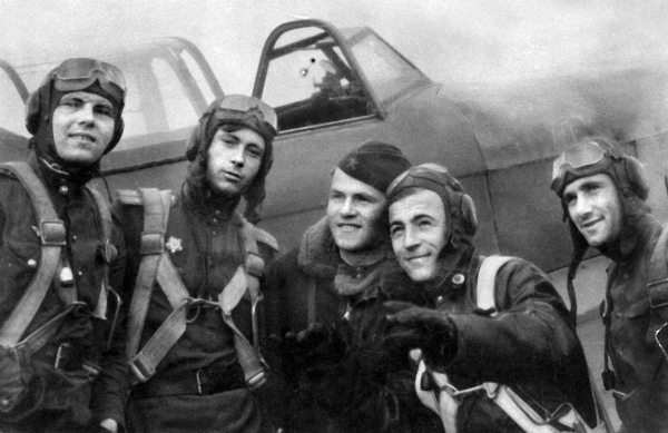 Иллюстрация к книге — Истребители. "Прикрой, атакую!" [i_042.jpg]