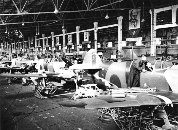 Иллюстрация к книге — Истребители. "Прикрой, атакую!" [i_051.jpg]