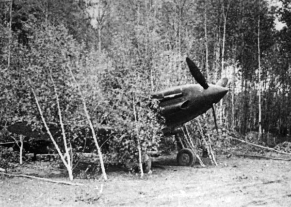 Иллюстрация к книге — Истребители. "Прикрой, атакую!" [i_053.jpg]