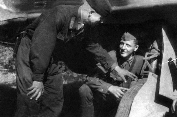 Иллюстрация к книге — Истребители. "Прикрой, атакую!" [i_059.jpg]