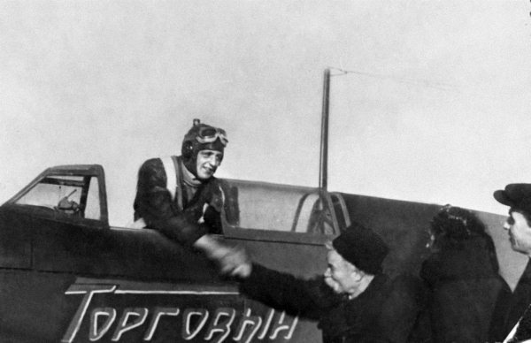 Иллюстрация к книге — Истребители. "Прикрой, атакую!" [i_061.jpg]