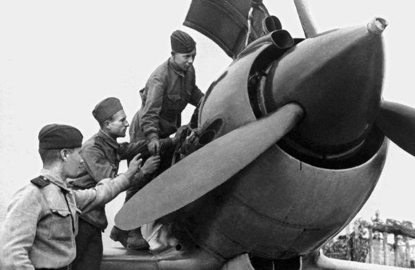 Иллюстрация к книге — Истребители. "Прикрой, атакую!" [i_066.jpg]