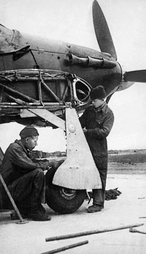 Иллюстрация к книге — Истребители. "Прикрой, атакую!" [i_068.jpg]