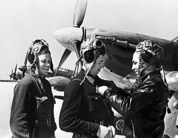 Иллюстрация к книге — Истребители. "Прикрой, атакую!" [i_071.jpg]