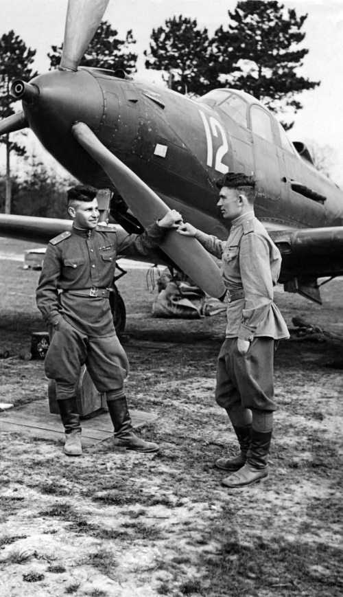 Иллюстрация к книге — Истребители. "Прикрой, атакую!" [i_077.jpg]