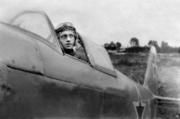 Иллюстрация к книге — Истребители. "Прикрой, атакую!" [i_078.jpg]