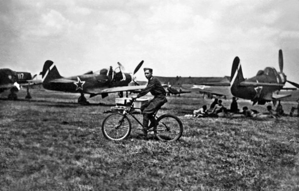 Иллюстрация к книге — Истребители. "Прикрой, атакую!" [i_089.jpg]