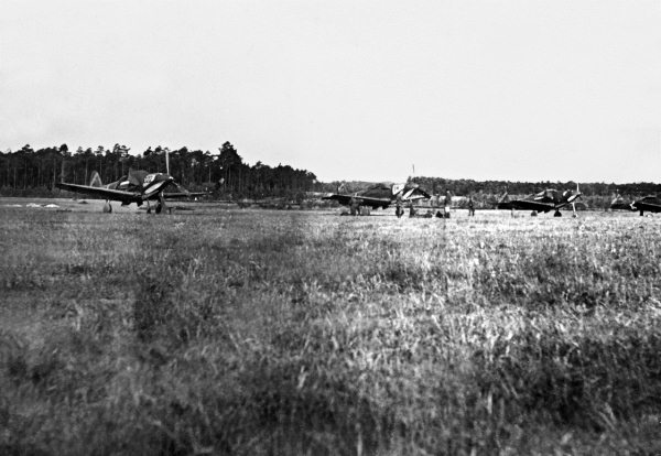 Иллюстрация к книге — Истребители. "Прикрой, атакую!" [i_091.jpg]