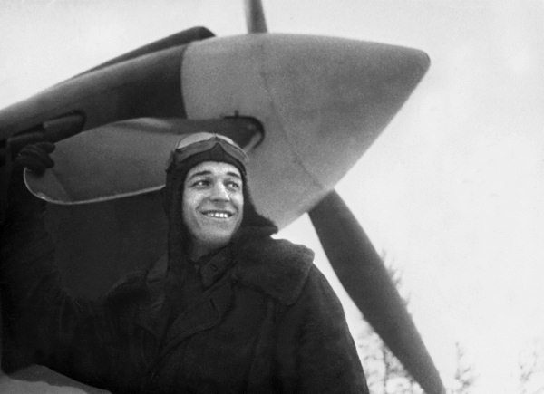 Иллюстрация к книге — Истребители. "Прикрой, атакую!" [i_100.jpg]