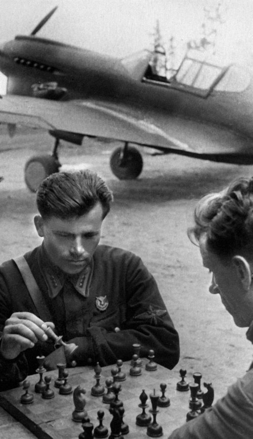 Иллюстрация к книге — Истребители. "Прикрой, атакую!" [i_103.jpg]